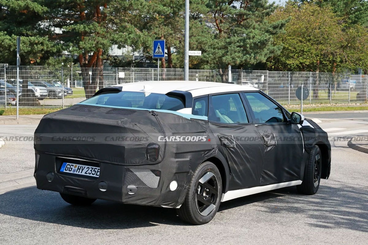 Kia-EV4-prototype-captured.jpg