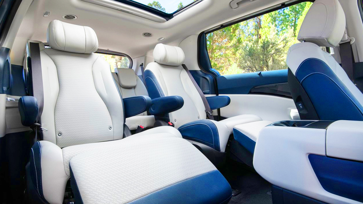 The-center-of-the-Kia-Carnival-family-car-5.jpg