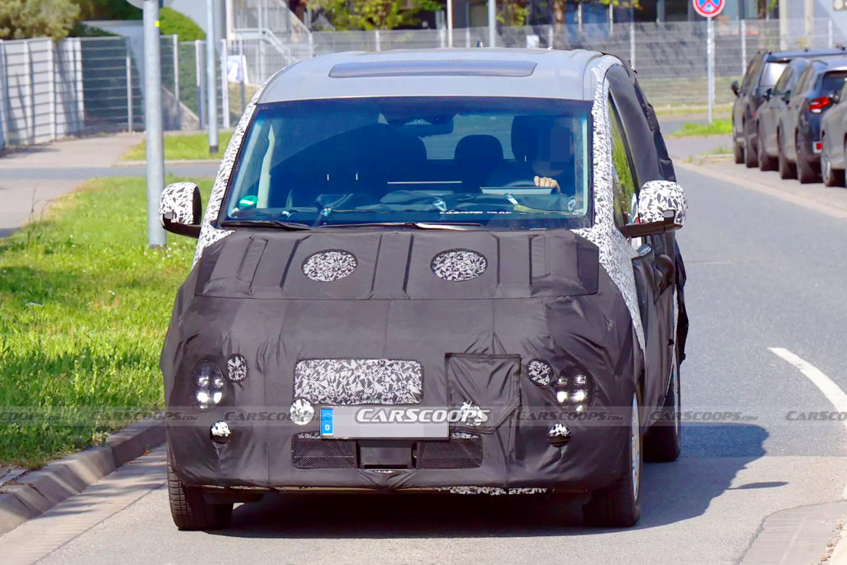 Hyundai-Staria-EV-model-spy-shots-captured-3.jpg