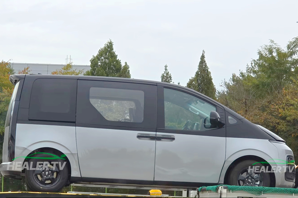 Hyundai-Staria-EV-model-spy-shots-captured-2-1.jpg