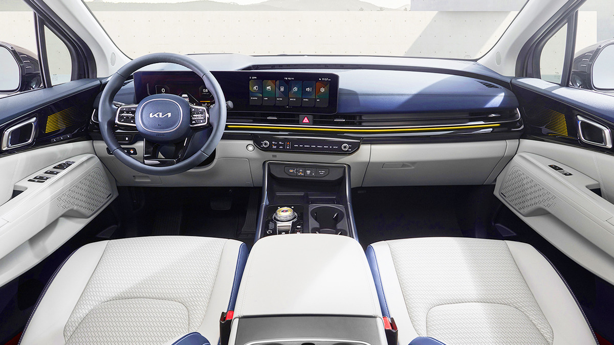 The-center-of-the-Kia-Carnival-family-car-4.jpg