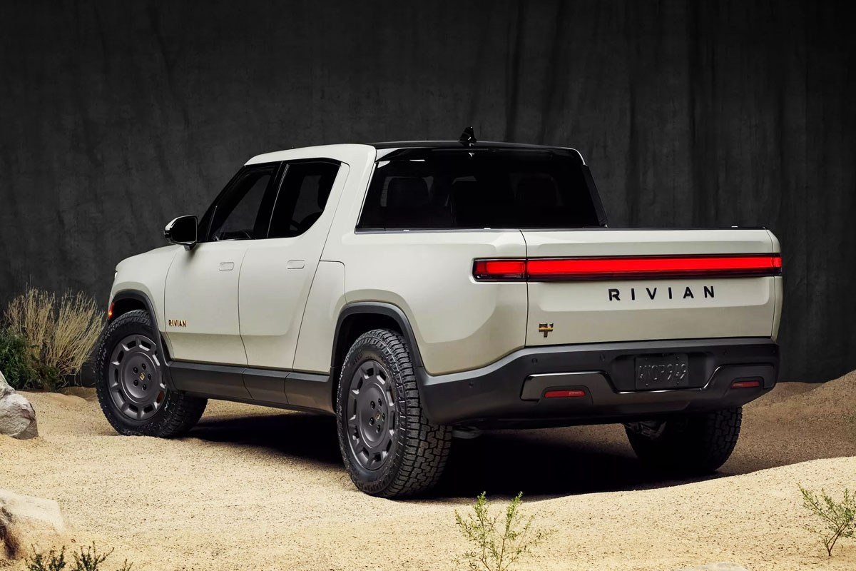 Rivian R1 Lineup California Dune Edition3.jpg