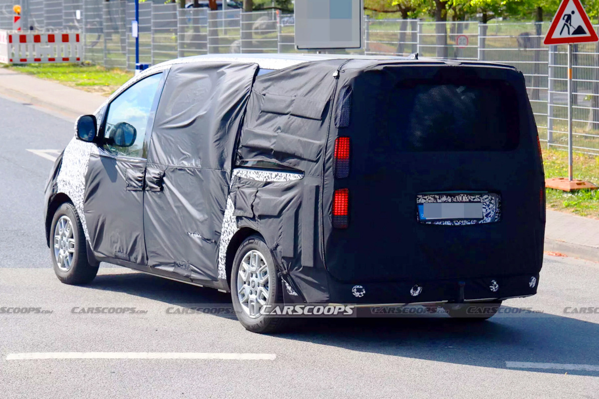 Hyundai-Staria-EV-model-spy-shots-captured-5.jpg