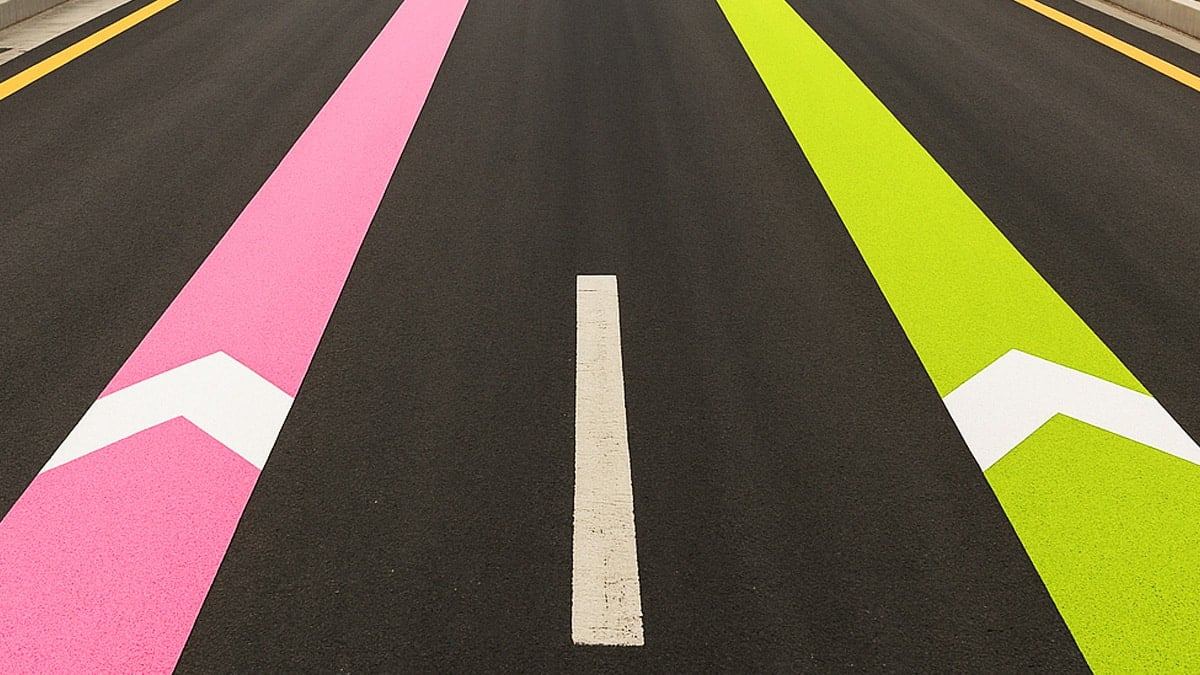 korean-road-colored-guide-lines-pink-green-meaning-safety-5.jpg