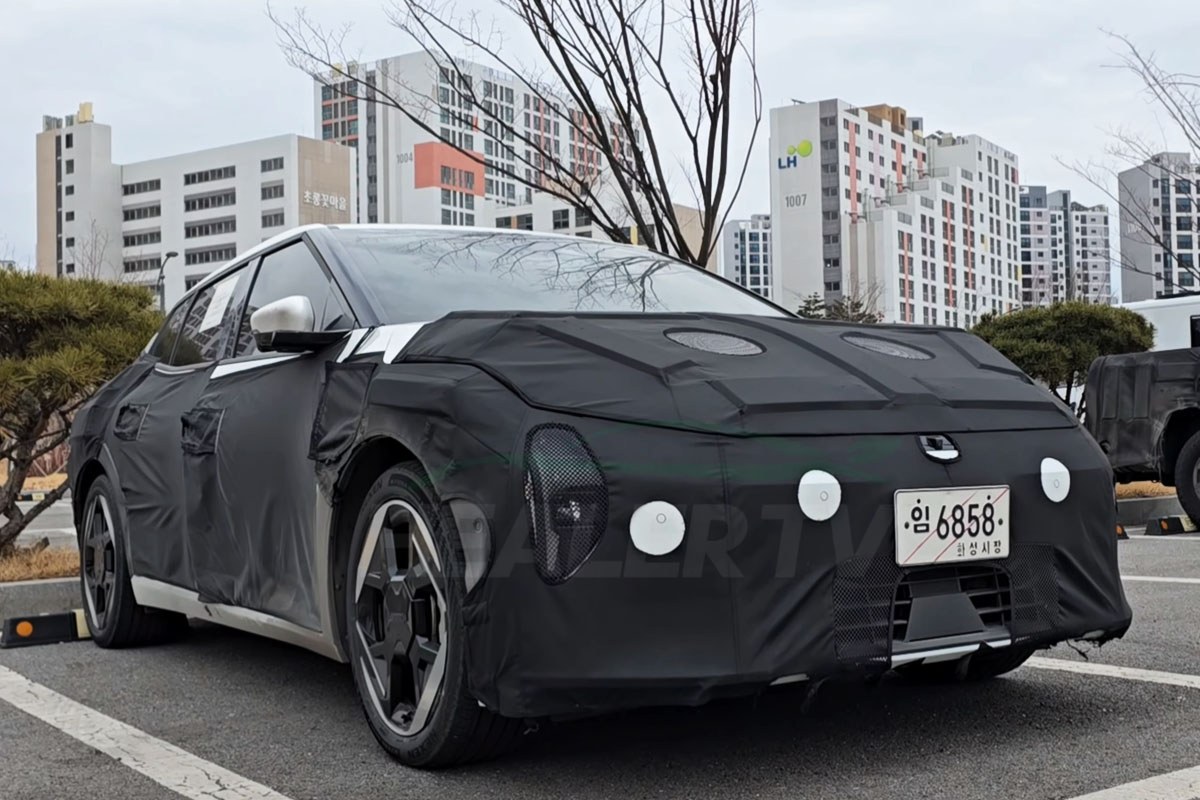 Kia-EV4-prototype-captured1.jpg