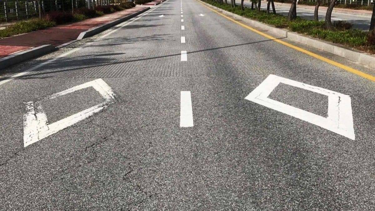 The-meaning-of-diamond-markings-on-the-road-1.jpg