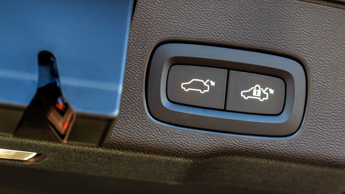 Car-buttons-that-unlock-new-features-when-long-pressed-2.jpg