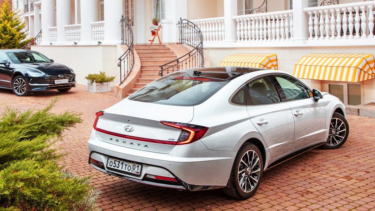 Used-8th-generation-Sonata-Hybrid2.jpg