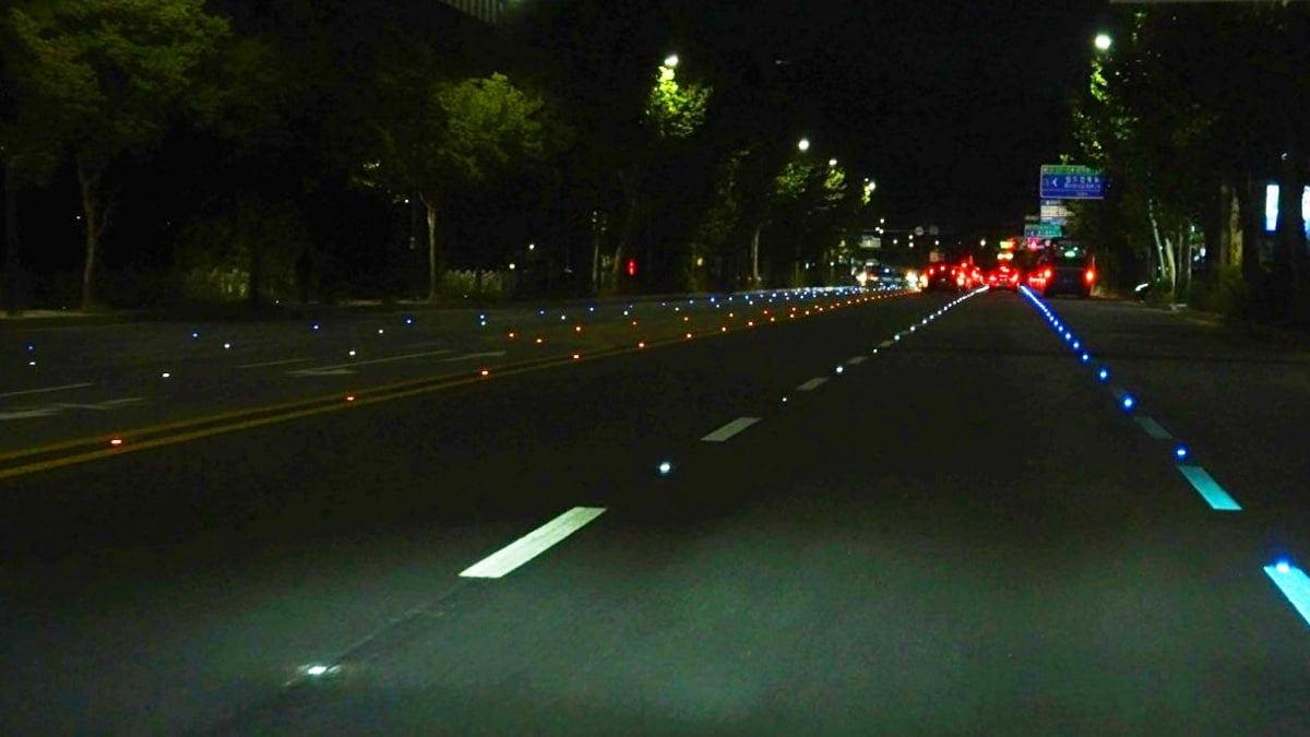 seoul-solar-led-road-studs-rainy-night-safety-4.jpg