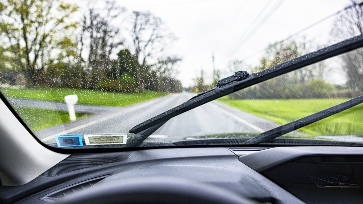 Turn-on-both-the-wipers-and-headlights-on-rainy-days-4.jpg