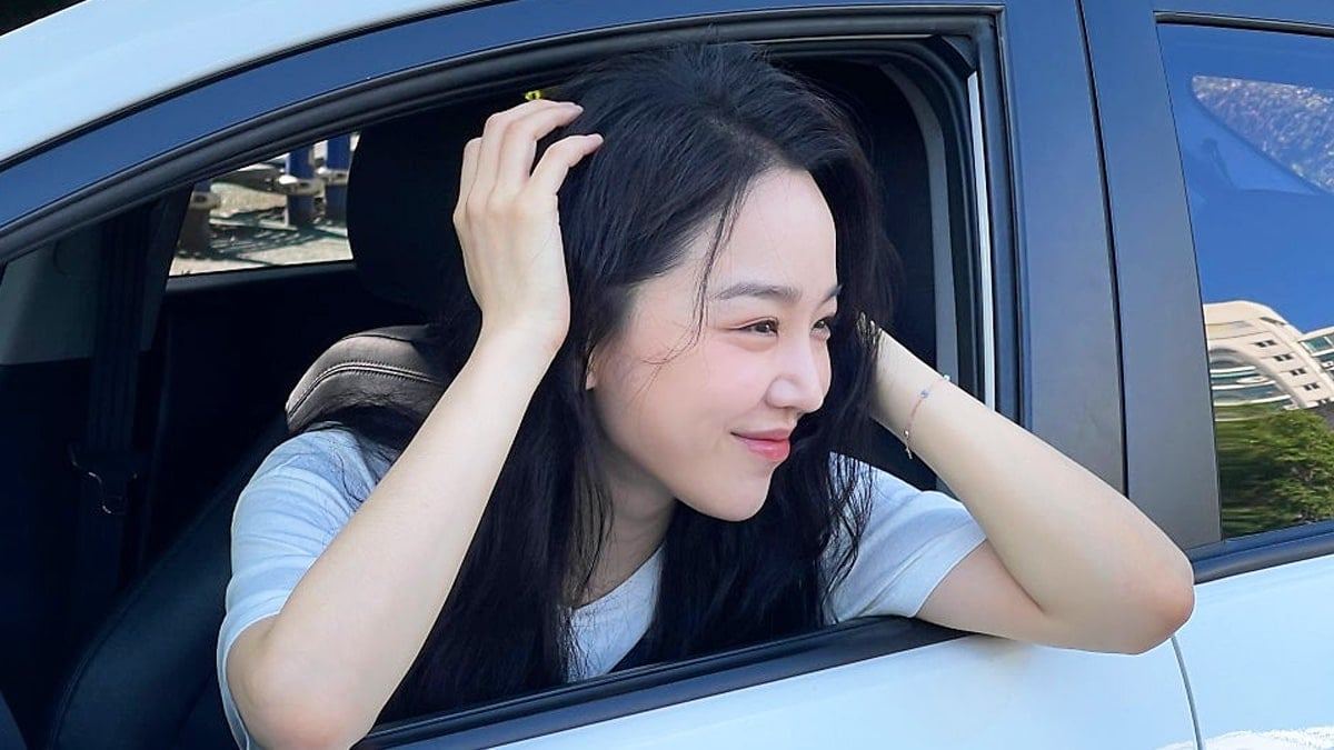 Actress-Shin-Hye-suns-car-the-Kia-Pride-2.jpg