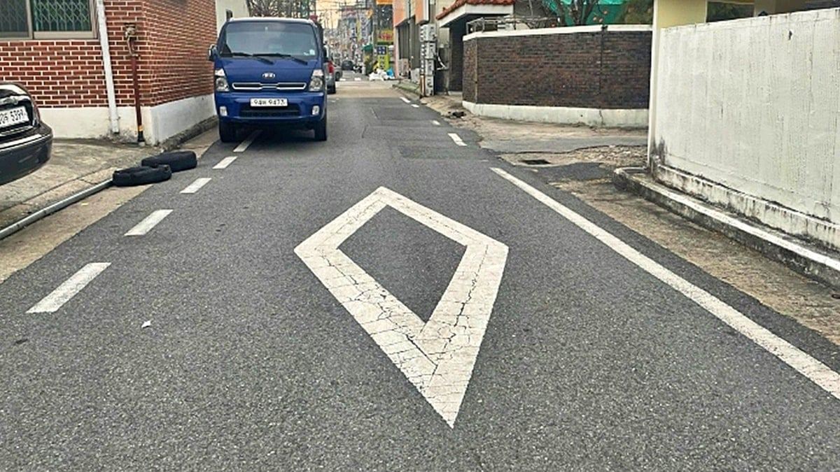 The-meaning-of-diamond-markings-on-the-road-2.jpg