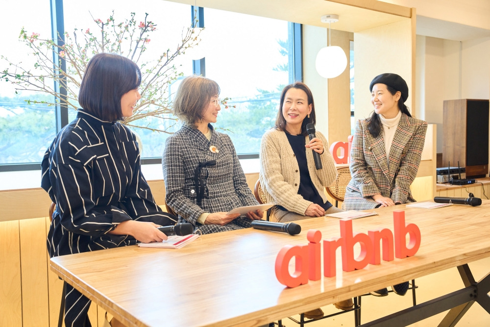 사진4. 세계 여성의 날 기념, 에어비앤비 ‘호스팅은 나의 힘, 새로운 꿈을 여는 우리들의 이야기’에 참여한 여성 호스트 3인(왼쪽부터 차례로 서가연 에어비앤비 코리아 컨트리 매니저, 김현숙 호스트, 김미애 호스트, 차민 호스트).jpg