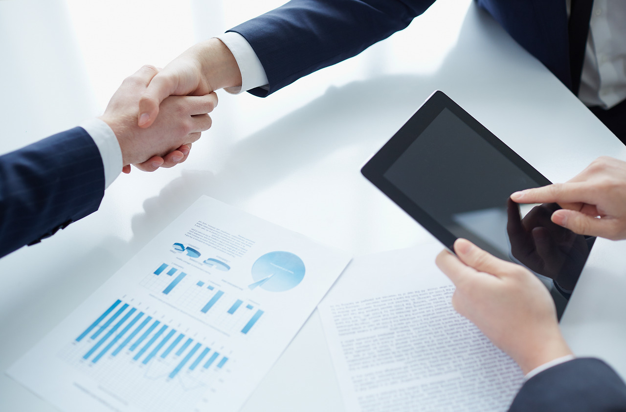 ending-meeting-with-handshake.jpg