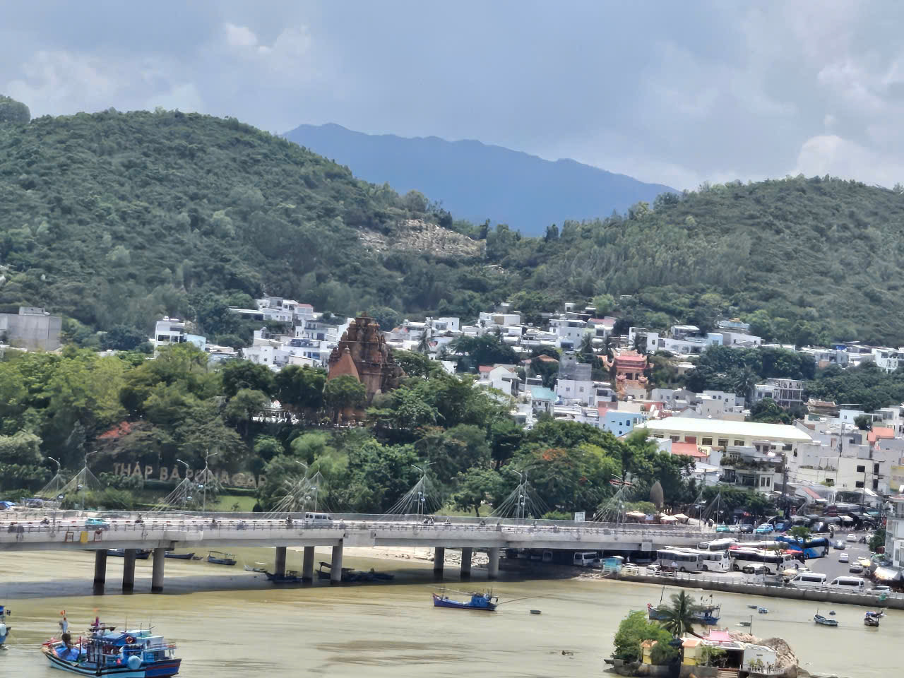 까이강 너머로 보이는 포나가르의 모습.jpg