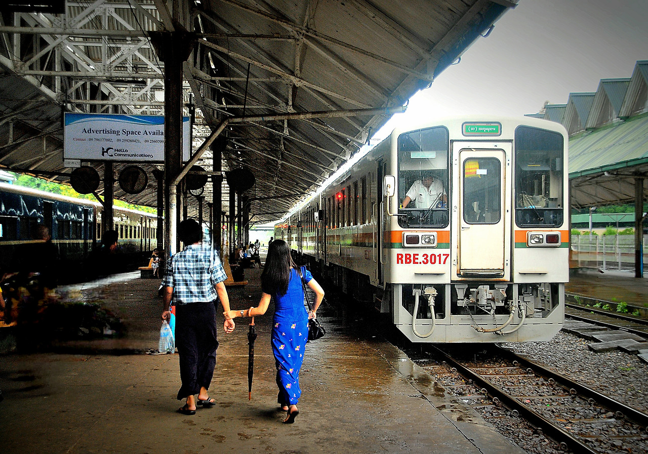 미얀마 기차.jpg