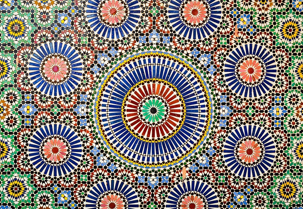 1024px-Patrón_geométrico_islámico_--_2014_--_Museo_de_Marrakech,_Marruecos.jpg