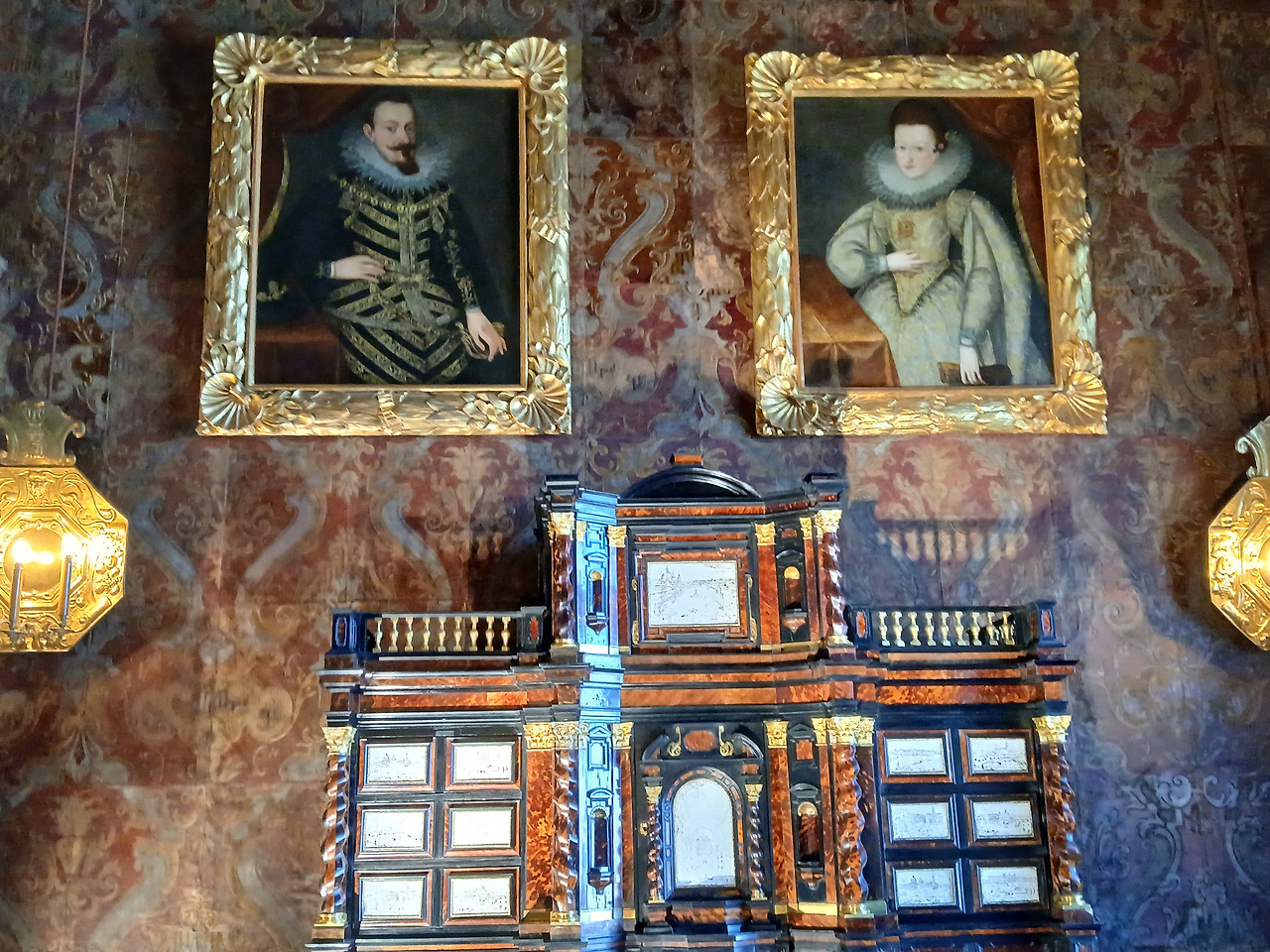 아까 그 애 어른(왕)과 두 번째 부인.jpg