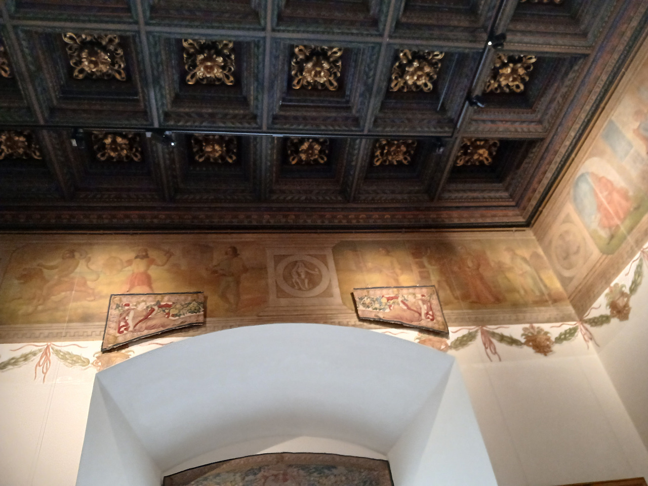 가운데 누가 훔침.jpg