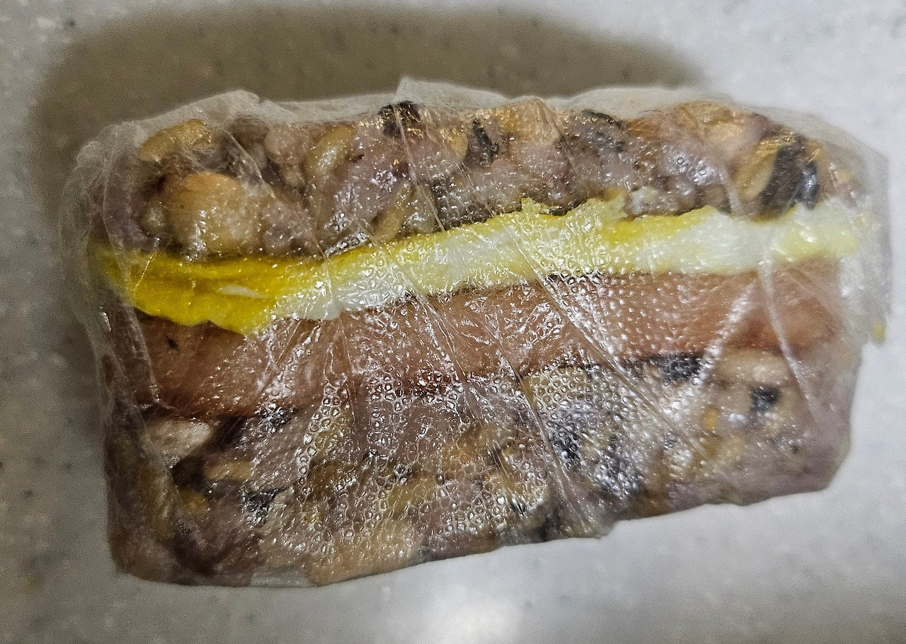 하와이언무스비-스팸캔에 넣어 모양만든 밥 꺼낸 것.jpg