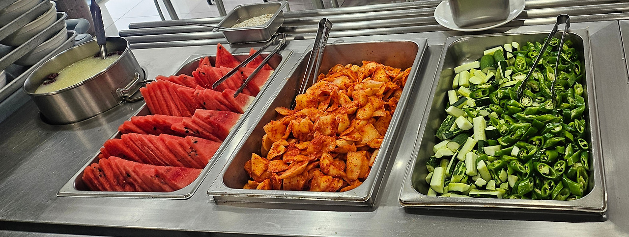 초복특식-오이와 고추-석박지-수박.jpg