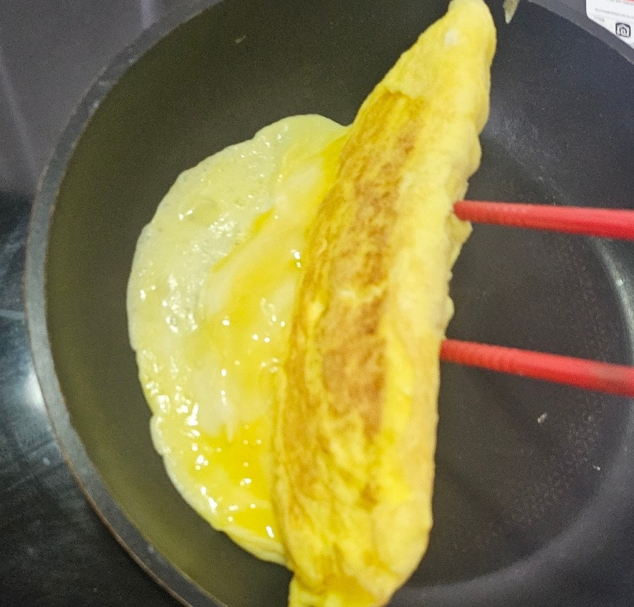 계란말이-젓가락으로 익힌 부분 말기.jpg