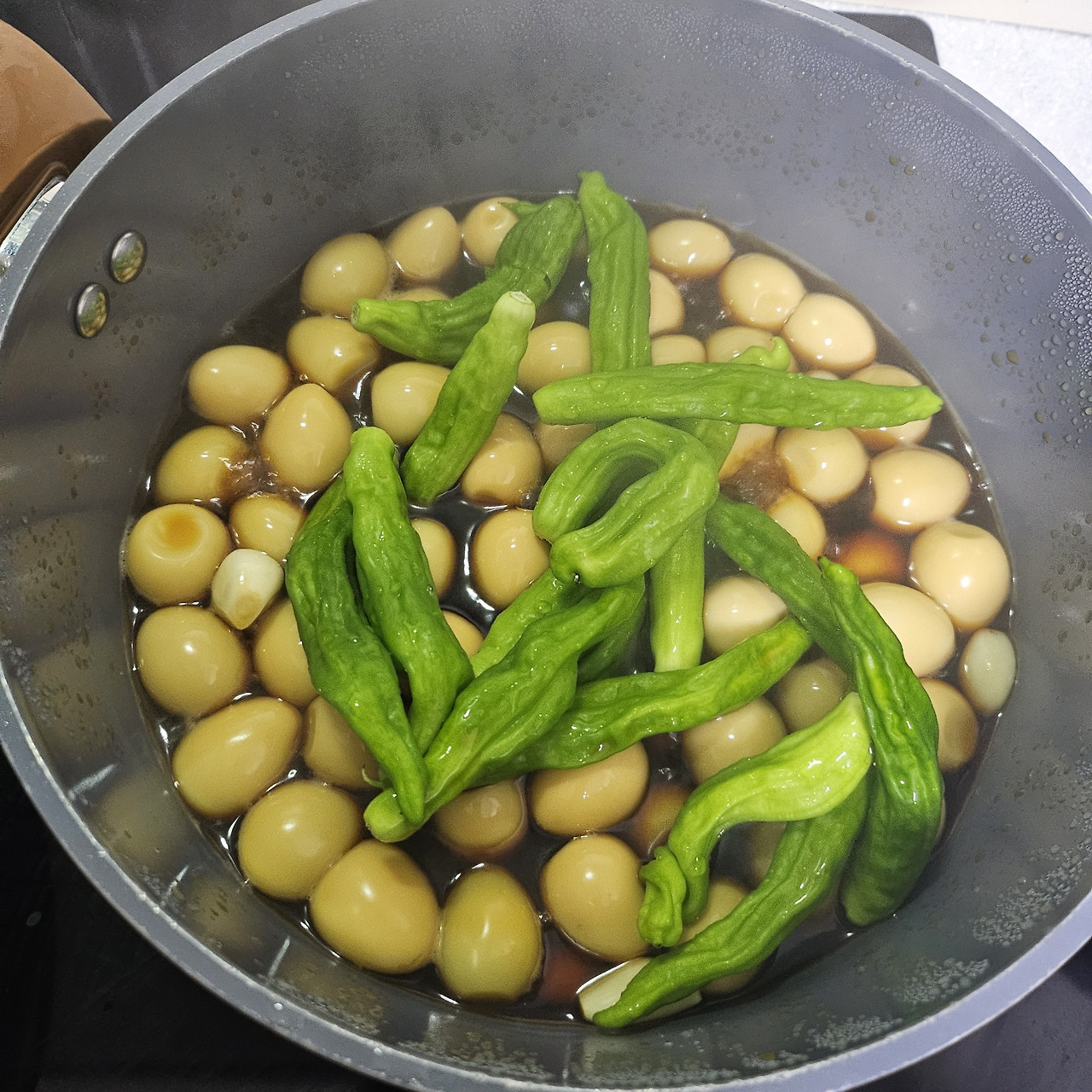 메추리알장조림-메추리알 넣고 좀 졸이다 꽈리고추 넣기.jpg