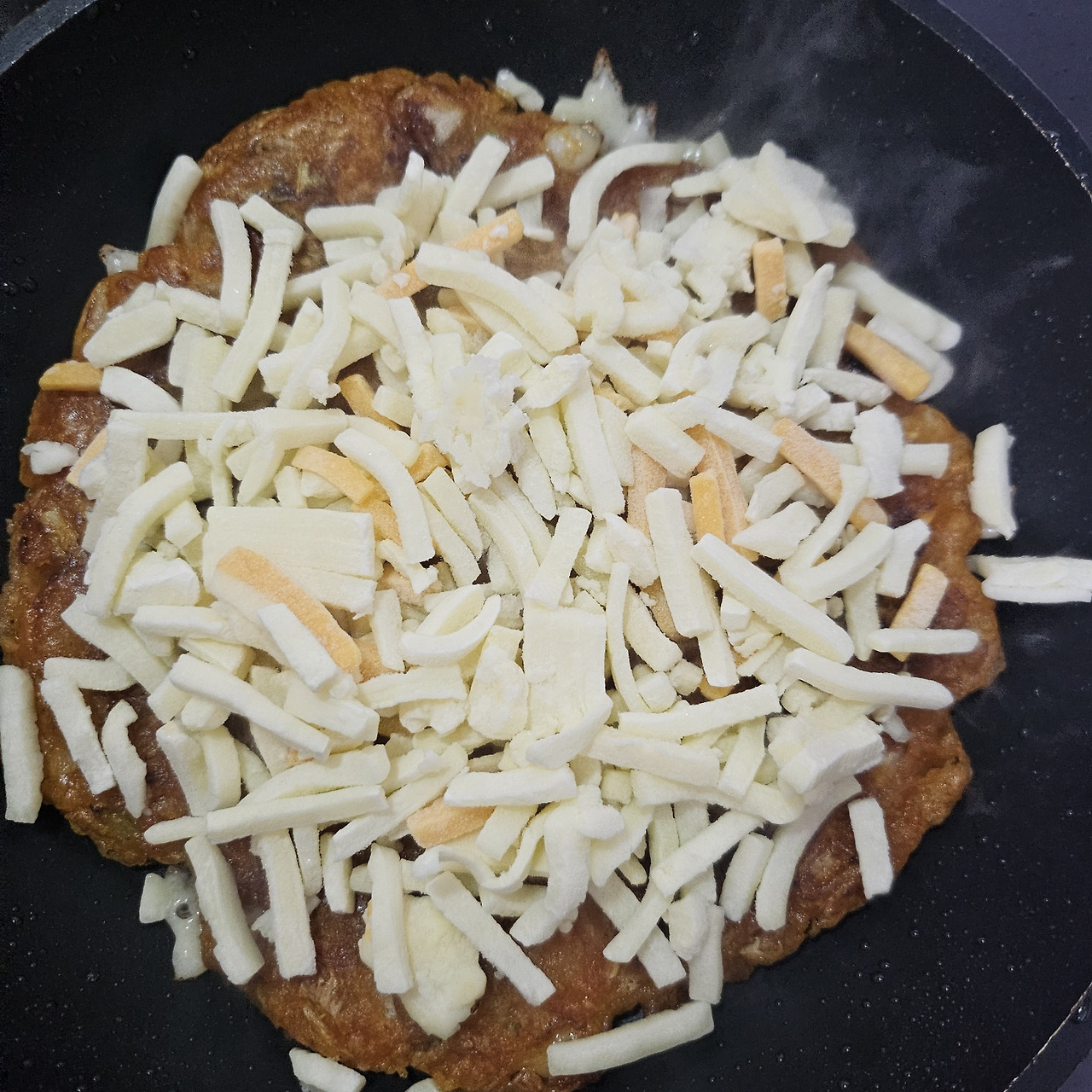 치즈김치전-피자치즈 얹고 익히기.jpg