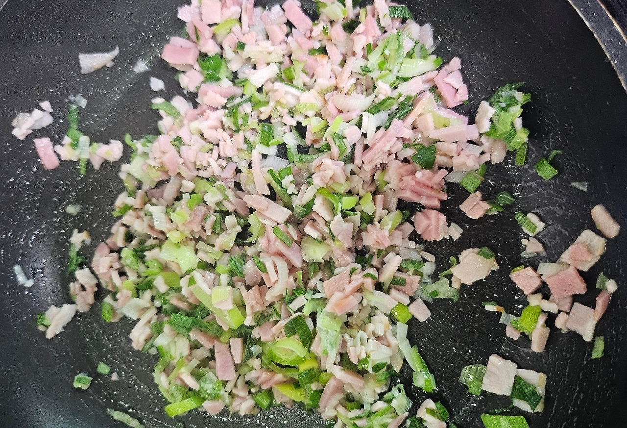 대파크림치즈베이글-대파와 베이컨 볶기.jpg