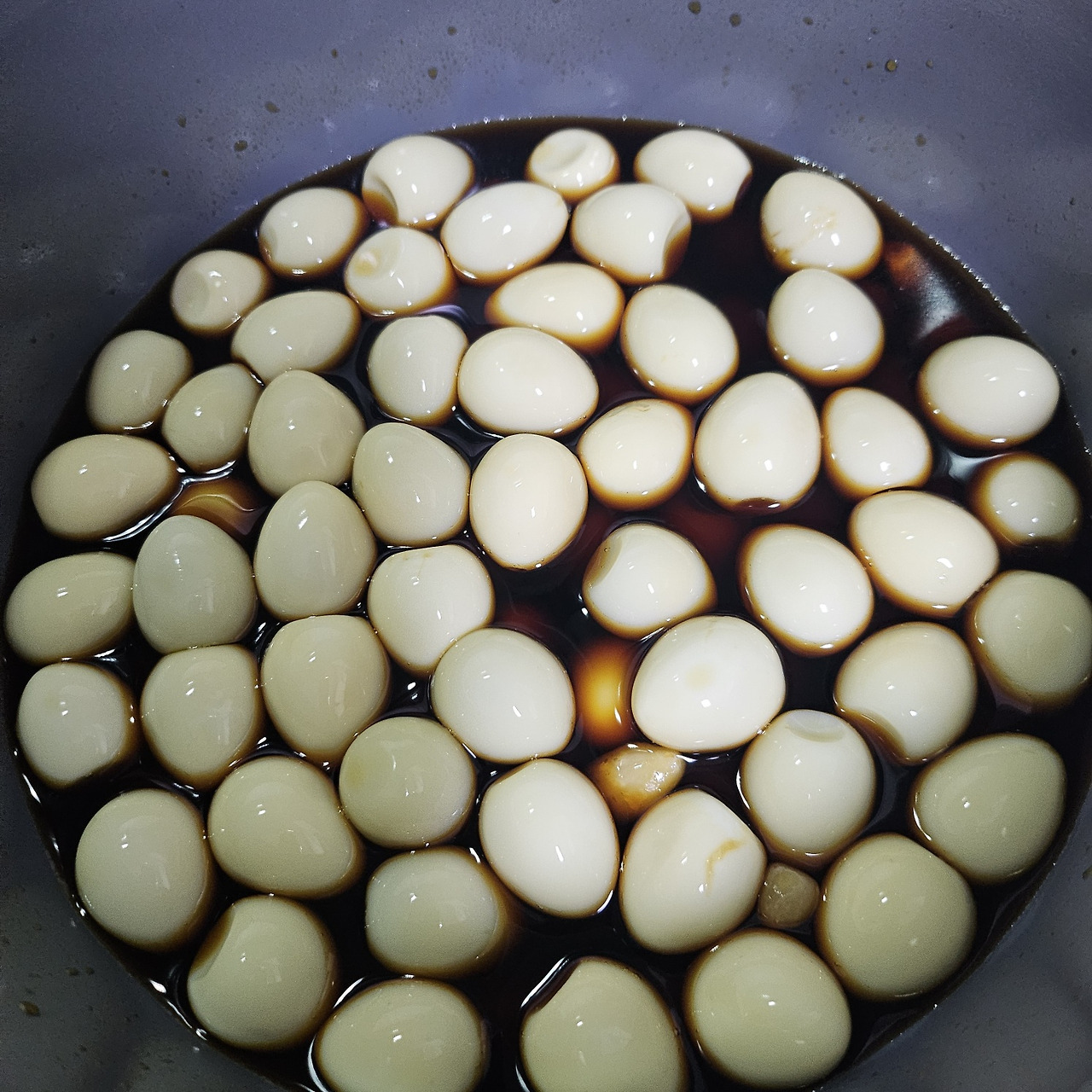 메추리알장조림-간장 끓인 후 메추리알 넣기.jpg