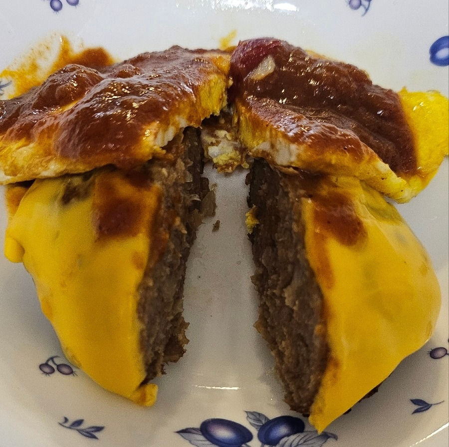 고메함박스테이크-자른 단면.jpg