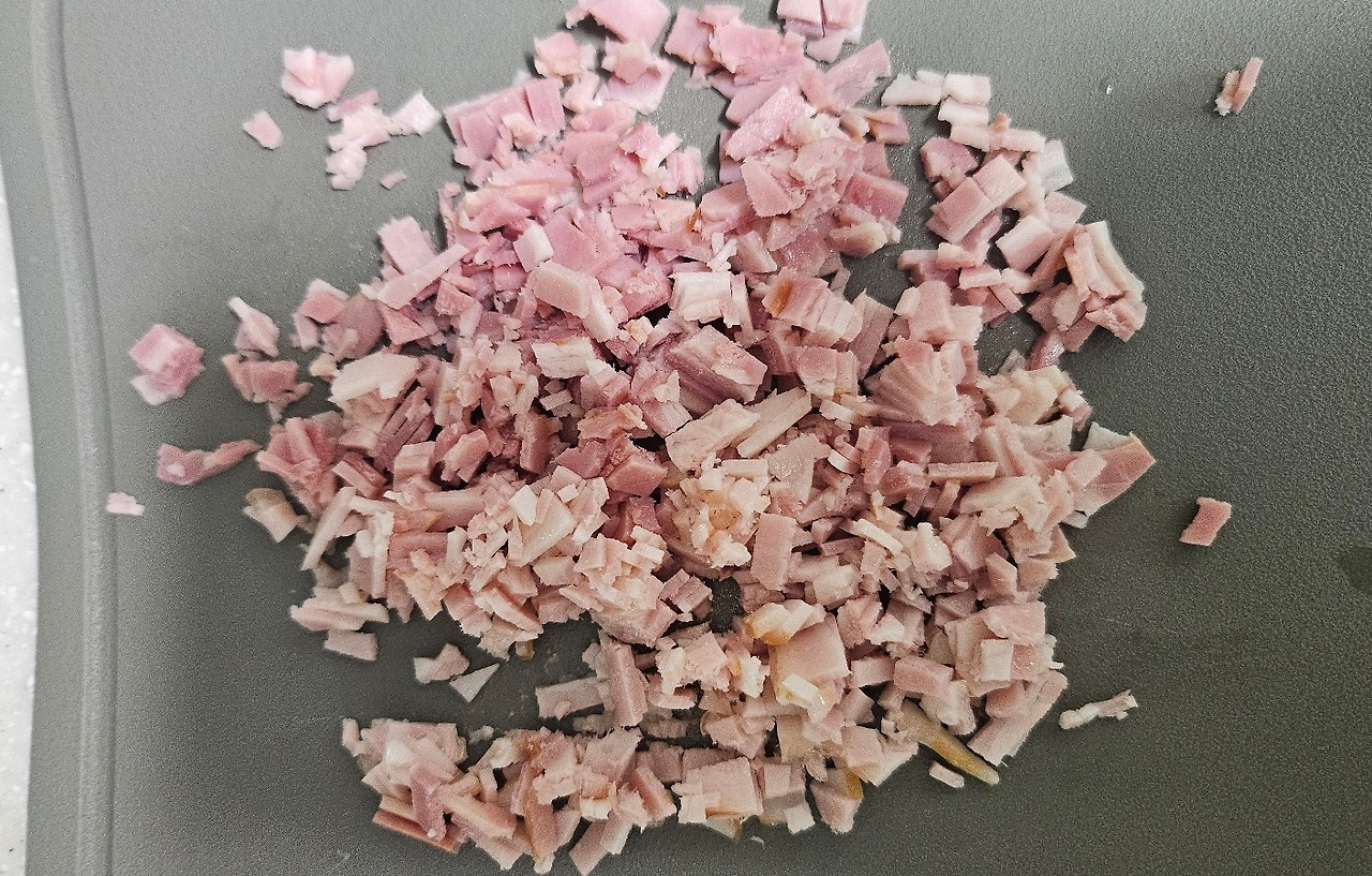 대파크림치즈베이글-베이컨 다지기.jpg