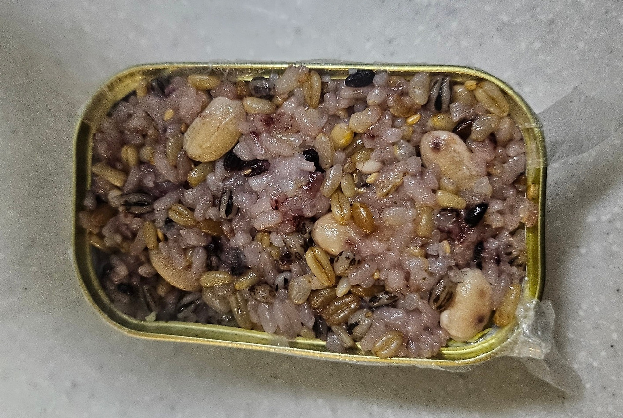 하와이언무스비-스팸캔에 밥-계란-스팸-밥 넣기.jpg