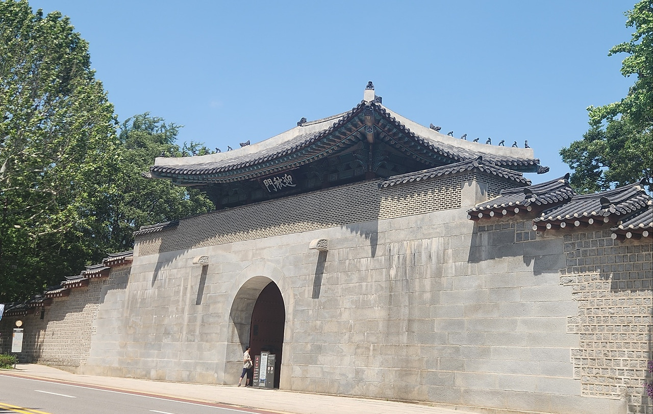 영추문 외곽.jpg