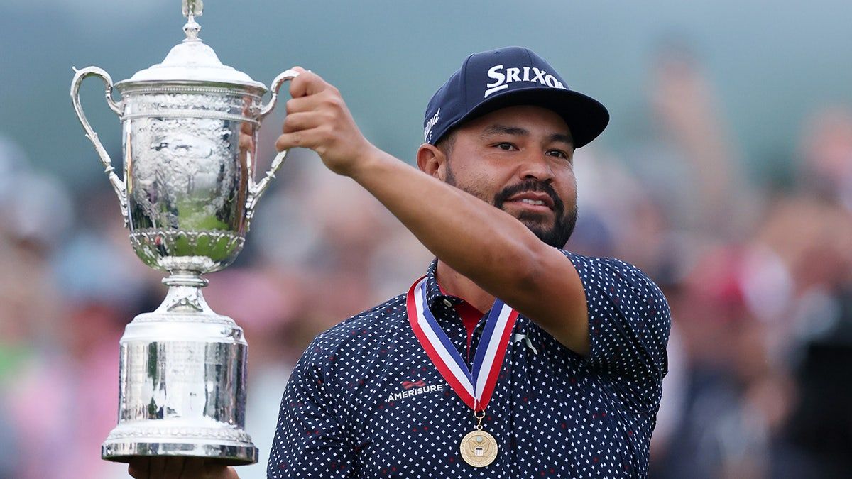 jj-spaun-us-open-trophy.jpg