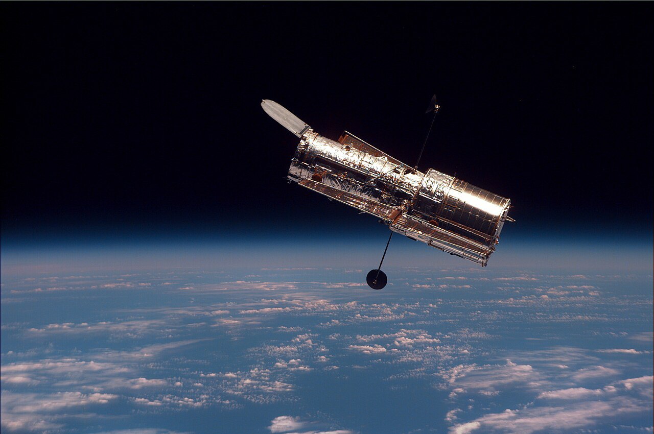 1280px-Hubble_Space_Telescope_%2827946391011%29.jpg