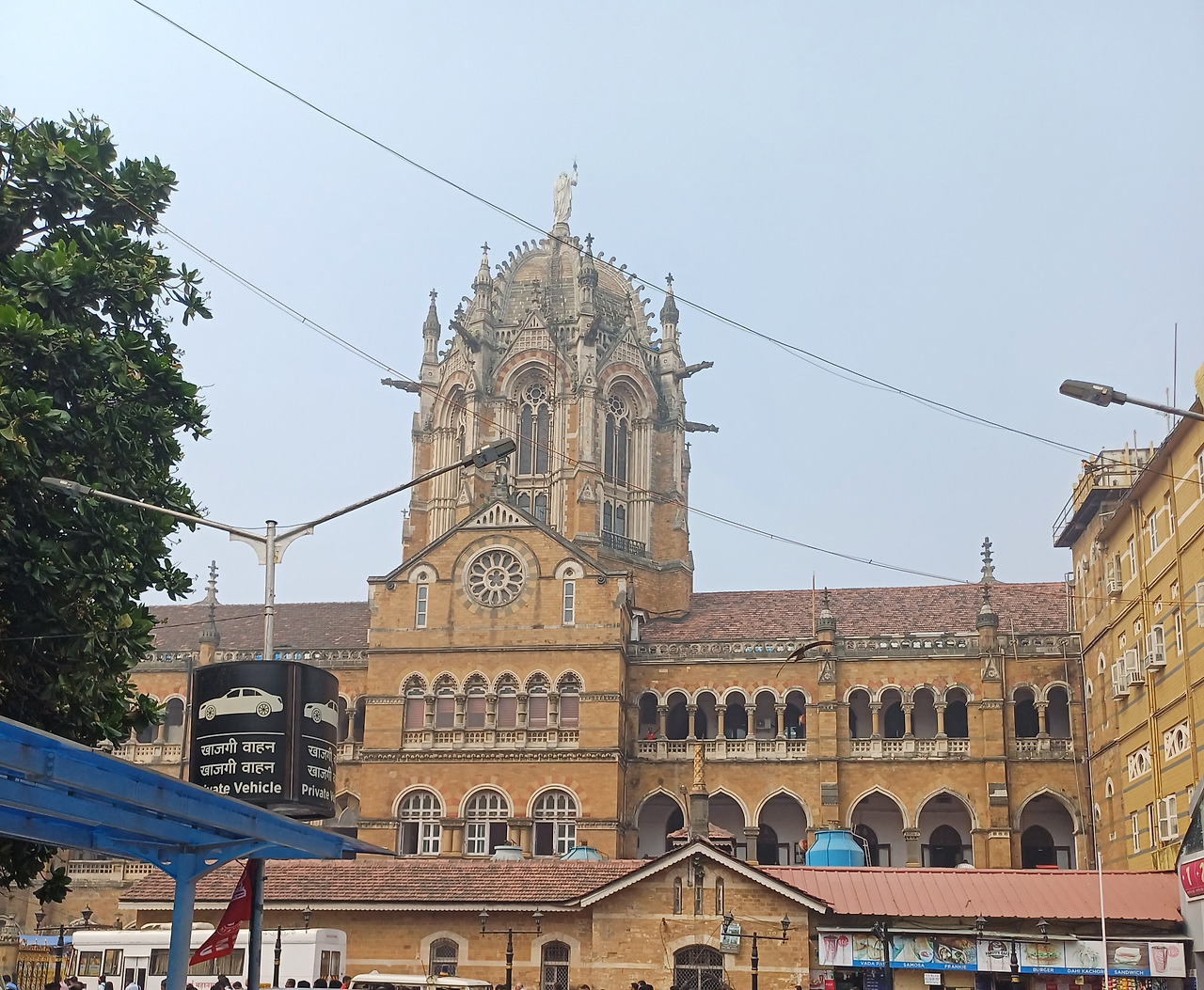 뭄바이 철도역사 전경 20231018_103847.jpg