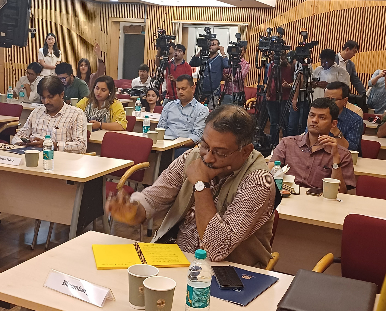 질문하는 인도 기자들.jpg