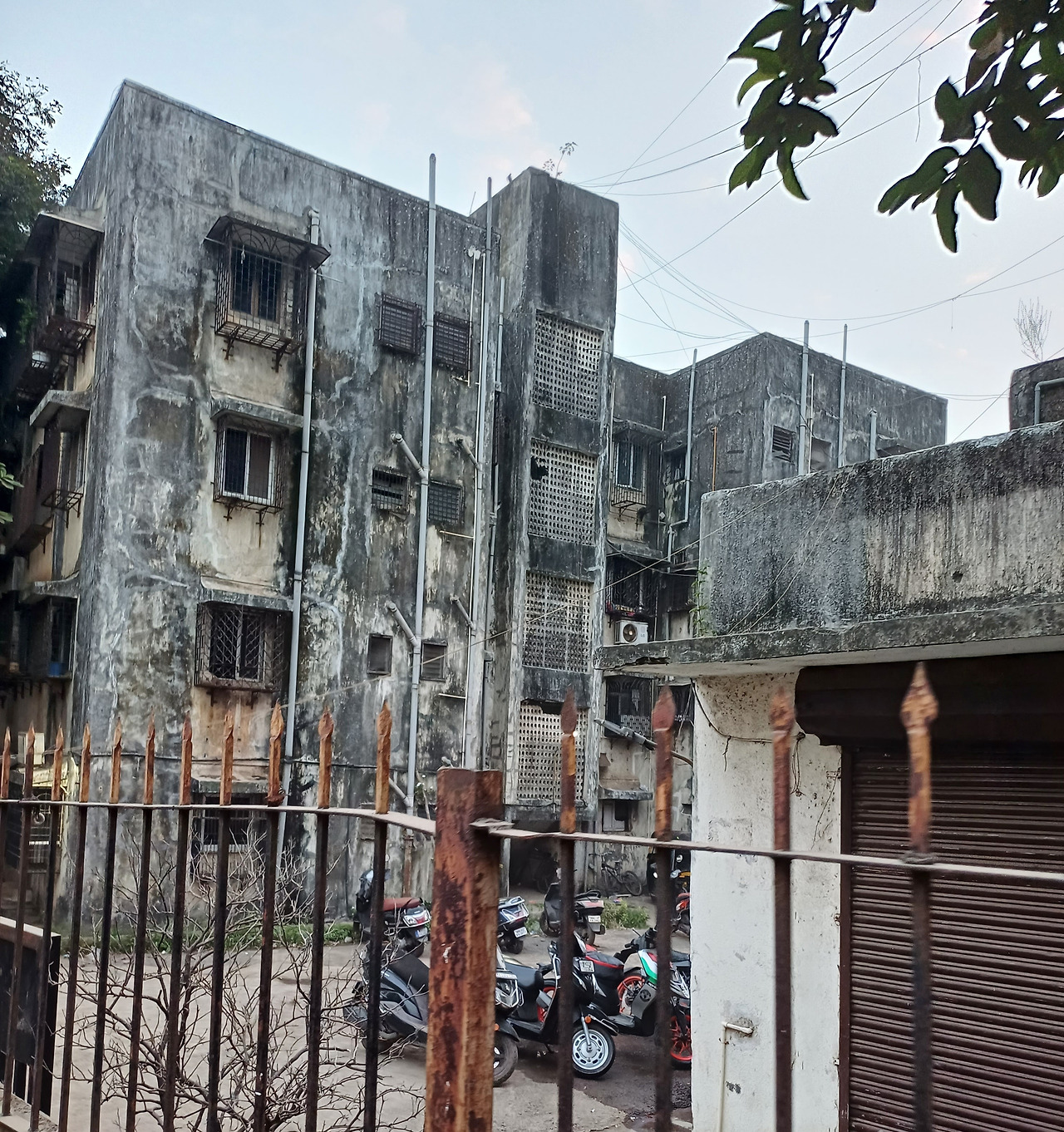 뭄바이 낡은 아파트2 20231017.jpg