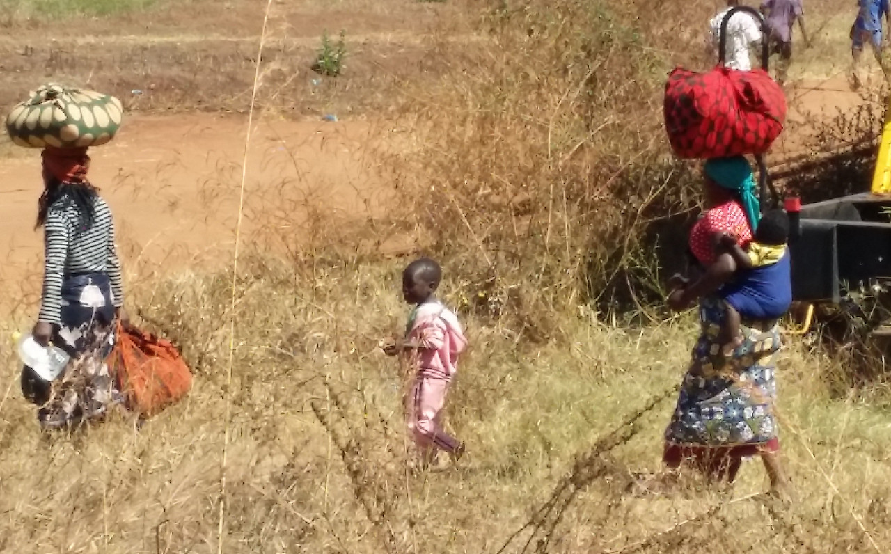 20180715_Lichinga-Cuamba 기차역 풍경 02_짐을 이고 가는 엄마들.jpg