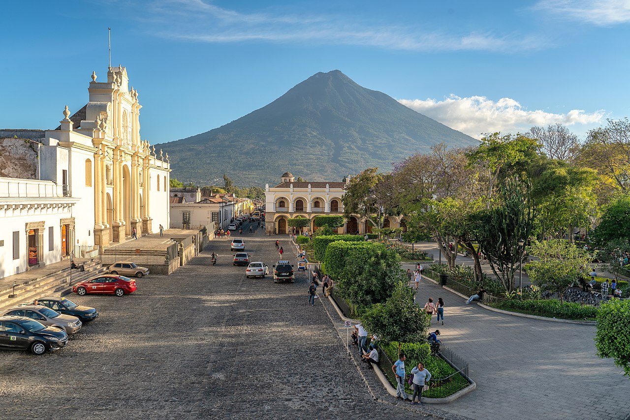 Agua_Volcano_in_Antigua_Guatemala.jpg
