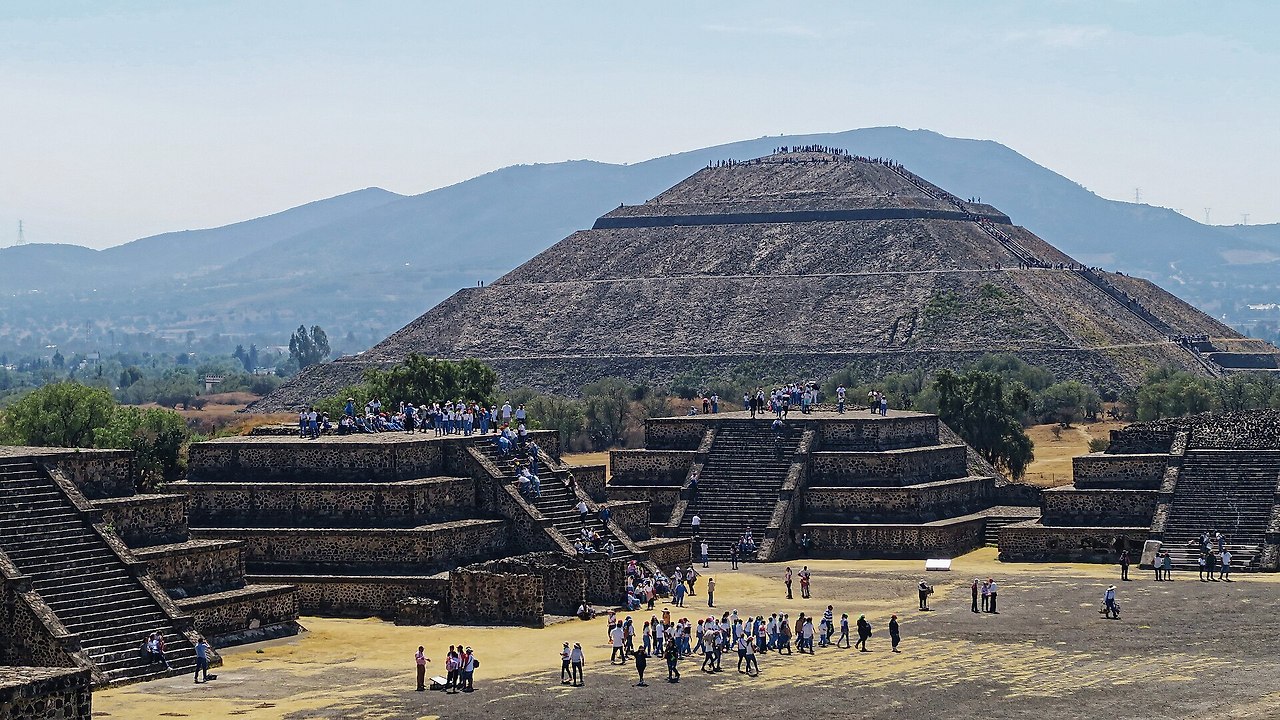 2020-02-11_Teotihuacan_la_Avenida_de_los_Muertos_y_la_Pirámide_del_Sol.jpg