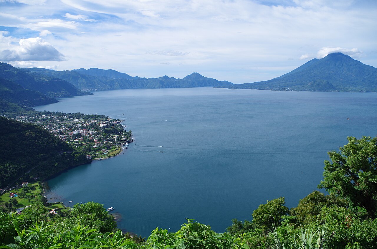 Lago_de_Atitlán_en_Guatemala.jpg