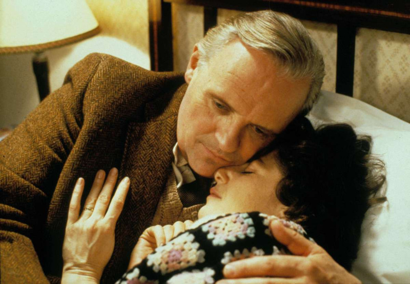 아픈 조이를 안고있는 존.jpg