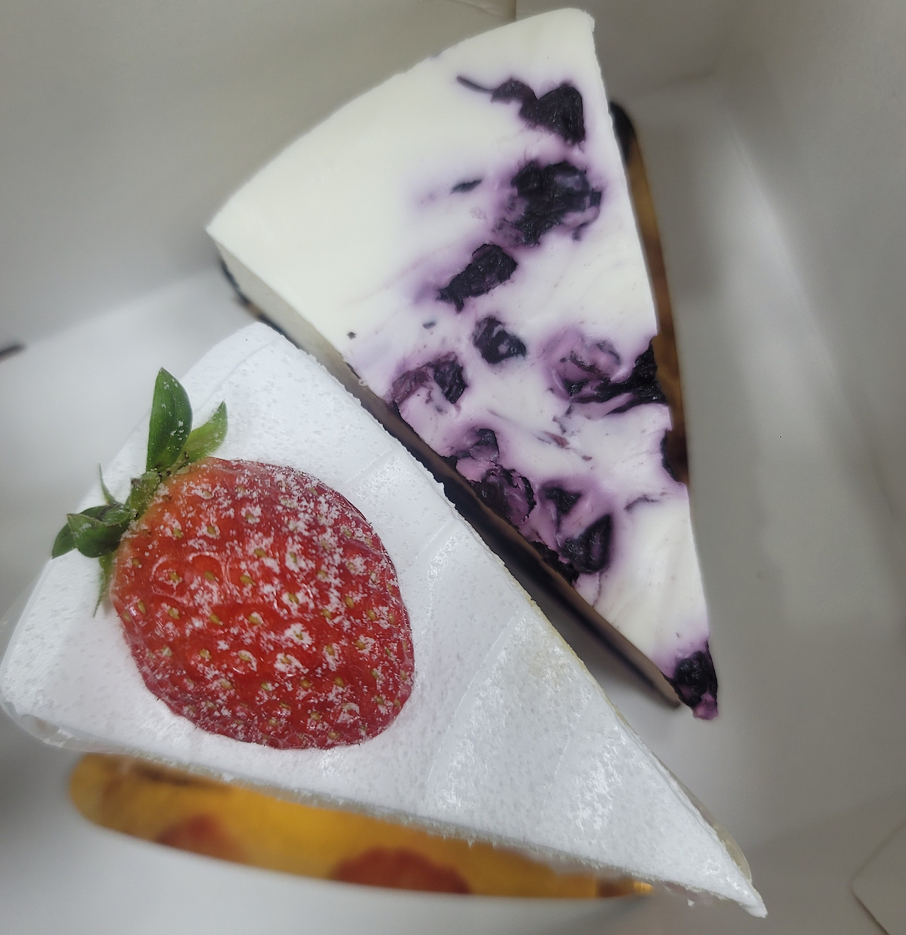 딸기와-블루베리- 조각케익-2조각.jpg