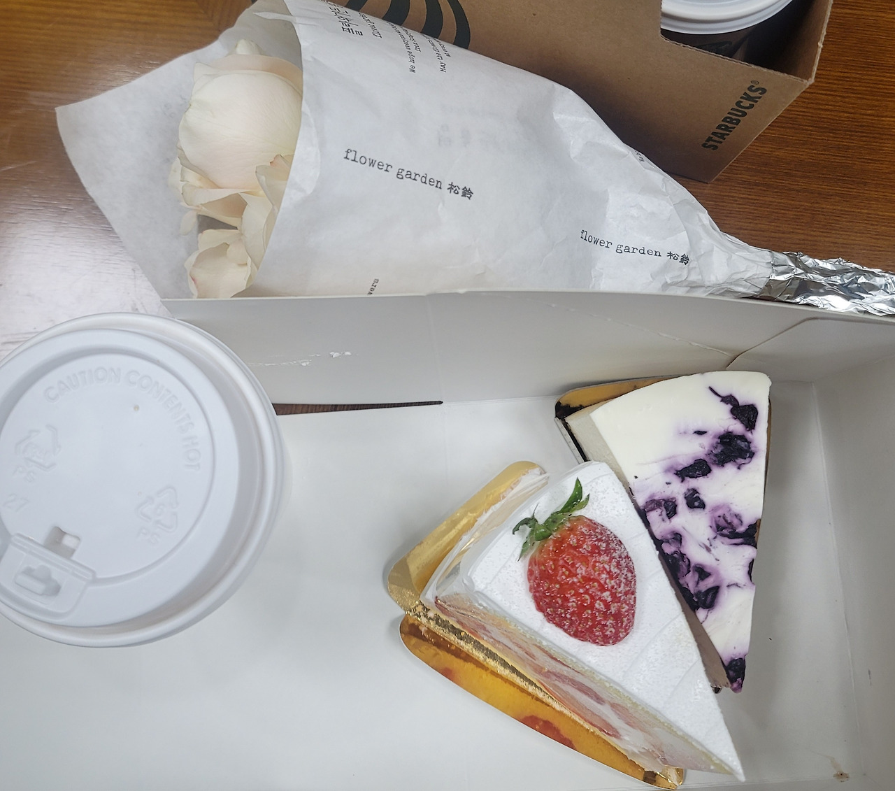 딸기와-블루베리- 조각케익-2조각-커피-그리고-흰장미-한다발.jpg