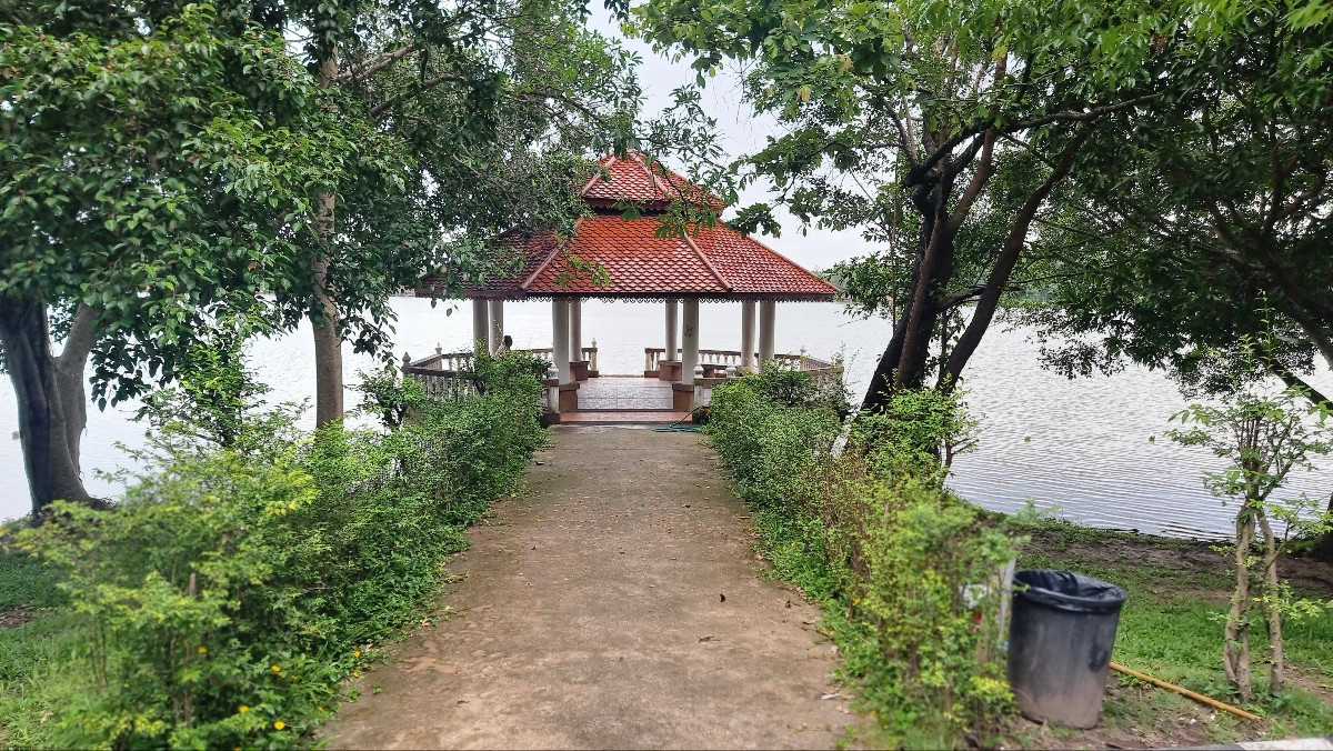 불상 앞 쉼터.jpg