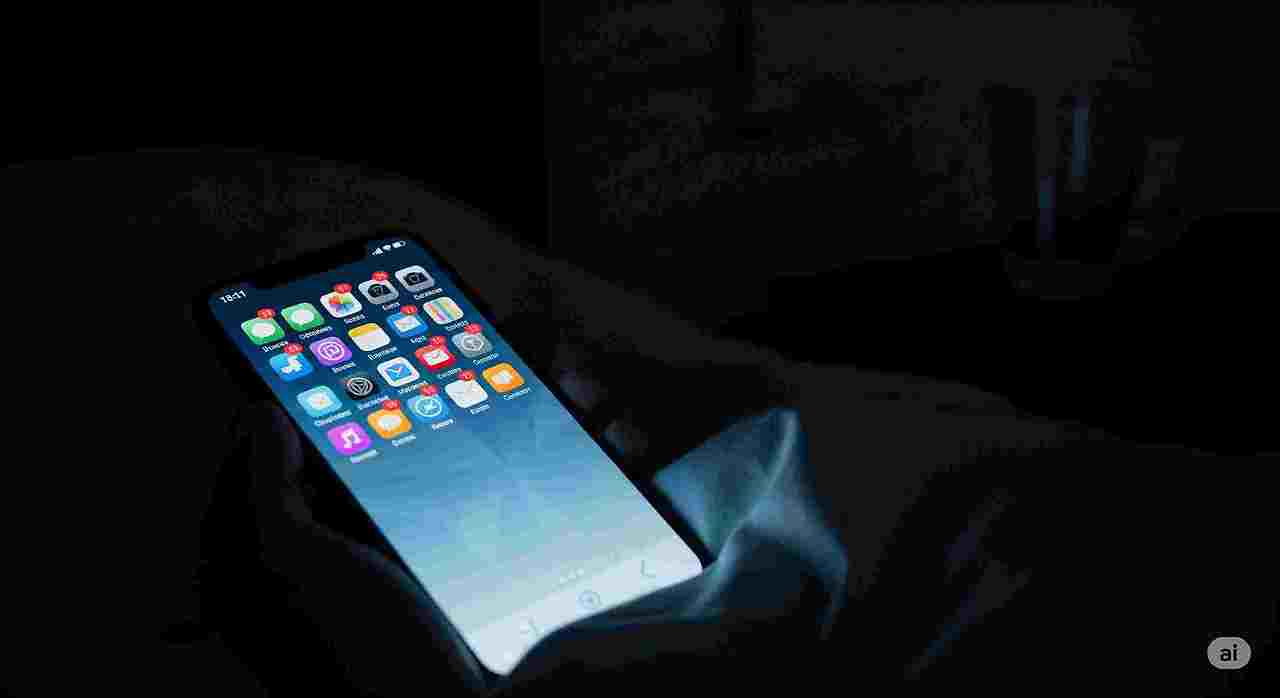 어두운 방 안  핸드폰 화면의 빛만이 희미하게 비추는 모습 수많은 알림 아이콘들이 떠 있지만  왠지 모르게 공허한 분위기를 자아내는 이미지.jpg