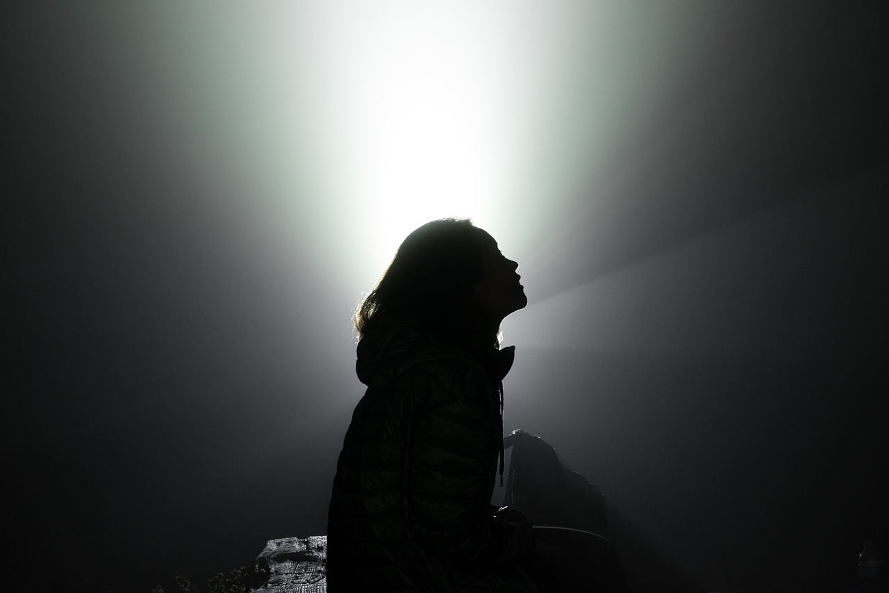 혼자만의 공간-연재소설 앤딩이미지silhouette-2606648_1280.jpg