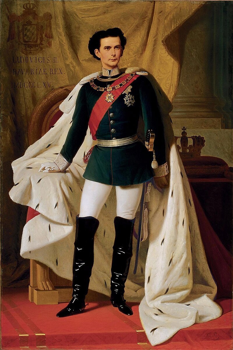 König_Ludwig_II._von_Bayern_in_Generalsuniform_mit_dem_Krönungsmantel.jpg